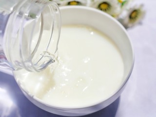 4、做法无敌简单的冰淇淋,按冲泡比例泡成牛奶。