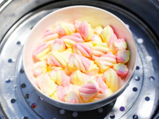 7、做法无敌简单的冰淇淋,棉花糖上锅大火蒸至融化。