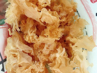 1、陈皮银耳汤,准备好银耳