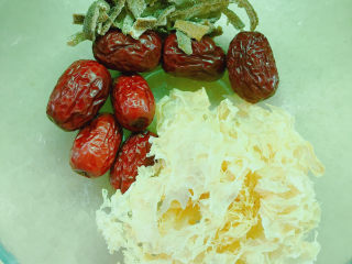 2、陈皮银耳汤,红枣和九制陈皮