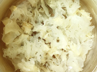 3、陈皮银耳汤,银耳去除根部洗干净浸泡1小时