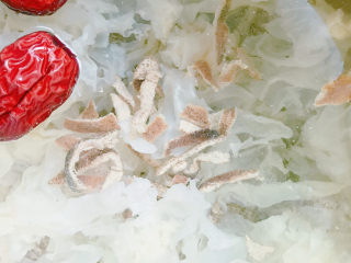 4、陈皮银耳汤,再次淘洗后放入高压锅中加入红枣和陈皮