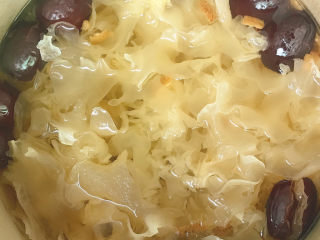 9、陈皮银耳汤,放入锅中