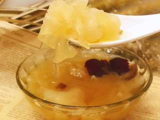 11、陈皮银耳汤,装入碗中。