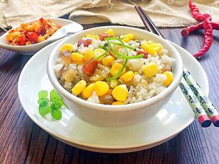 22、土豆腊肉焖饭,20分钟后，电饭锅跳到保温，就可以开锅食用！如果看到上层米饭没有熟透，可以用勺子搅拌一下，继续保温5～10分钟即可！