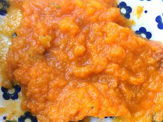 1、炒果蔬空心面,取南瓜泥适量