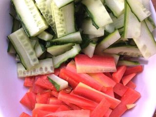 7、炒果蔬空心面,胡萝卜，黄瓜切片