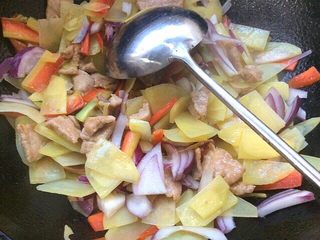 21、炒果蔬空心面,放洋葱炒一下