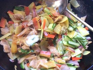 22、炒果蔬空心面,放生抽，盐，鸡精翻炒均匀