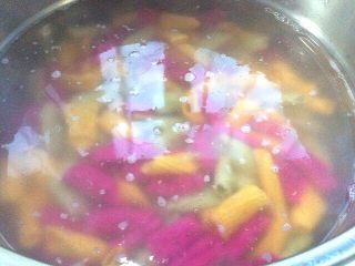 25、炒果蔬空心面,煮至两开即可，捞出