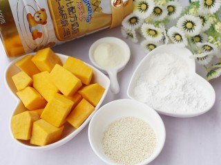 1、烤箱低油版奶香烤南瓜芝麻饼,????准备材料????:① 南瓜200g ② 澳优能立多G4奶粉20g ③糯米粉100g ④面粉100g ⑤白芝麻30g