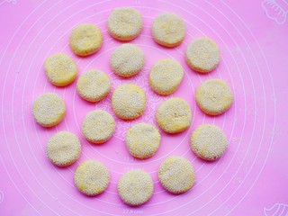 9、烤箱低油版奶香烤南瓜芝麻饼,压成饼状。