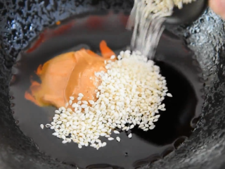 2、料理达人教你做重庆小面,又麻又辣又香!,倒入1勺生抽、少许盐、1勺辣油、1勺花椒油、1勺花生酱、适量芝麻拌匀