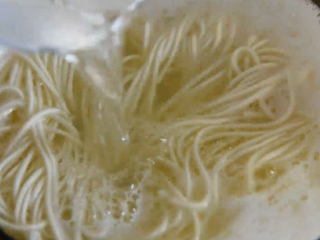 6、料理达人教你做重庆小面,又麻又辣又香!,面条水开后加一碗冷水