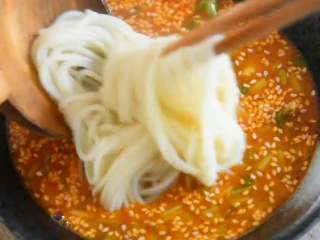 8、料理达人教你做重庆小面,又麻又辣又香!,再将面捞入碗中摆好造型