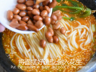 9、料理达人教你做重庆小面,又麻又辣又香!,倒入少许花生
