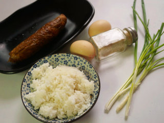 1、黄金蛋炒饭,提前将原材料准备好
