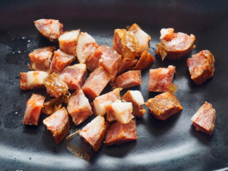 2、黄金蛋炒饭,腊肠提前清洗干净切成小丁