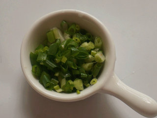 3、黄金蛋炒饭,葱切成花待用