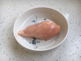 1、#懒人料理# 鱼香鸡丝炒饭,鸡大胸1块。