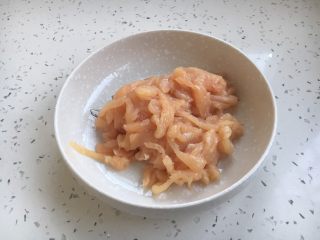 2、#懒人料理# 鱼香鸡丝炒饭,把鸡胸肉切成丝。