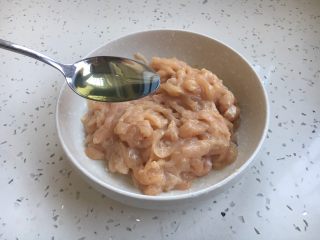 3、#懒人料理# 鱼香鸡丝炒饭,放入少许白胡椒粉，1勺料酒，1勺生抽，1或2勺淀粉，把它们抓匀，最后放1勺香油再次把它们抓匀。