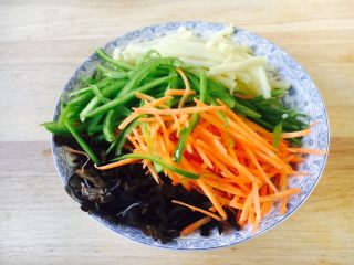 5、#懒人料理# 鱼香鸡丝炒饭,把辅料胡萝卜（80g）、青椒（80g）、木耳p(35g)、笋（50g），分别切成丝。