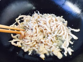 7、#懒人料理# 鱼香鸡丝炒饭,滑炒至鸡丝颜色变浅盛出备用。