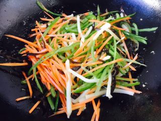 8、#懒人料理# 鱼香鸡丝炒饭,锅里留底油，把蔬菜丝煸炒一下断生，盛出备用。