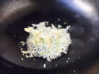 9、#懒人料理# 鱼香鸡丝炒饭,锅里放少许油，爆香佐料。