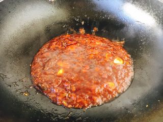 10、#懒人料理# 鱼香鸡丝炒饭,放入1勺郫县豆瓣酱、1勺剁椒酱、2勺番茄酱、2勺料酒、1勺醋、1勺半白糖，把它们用中火熬出红油。