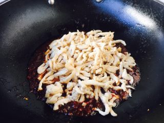 11、#懒人料理# 鱼香鸡丝炒饭,然后放入鸡丝。