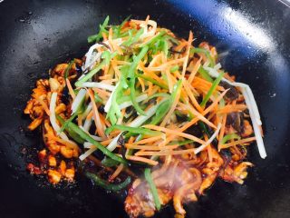 12、#懒人料理# 鱼香鸡丝炒饭,放入蔬菜丝，翻炒均匀。