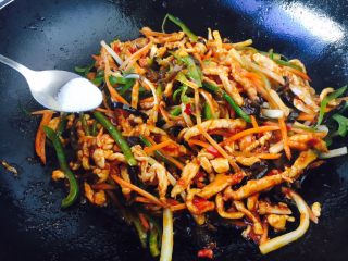 13、#懒人料理# 鱼香鸡丝炒饭,放入少许盐调味。