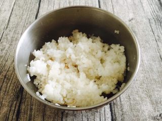 14、#懒人料理# 鱼香鸡丝炒饭,把一碗米饭准备好。