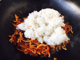 15、#懒人料理# 鱼香鸡丝炒饭,取半份的鱼香鸡丝炒菜，放入1碗米饭。