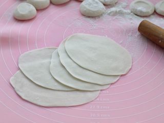 5、脆底猪肉洋葱锅贴,用擀面杖先擀成饺子皮，再将饺子皮擀长、擀宽一些