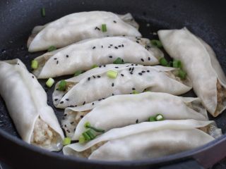 11、脆底猪肉洋葱锅贴,撒入一些黑芝麻和葱花更加美味