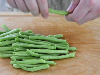 1、学生便当的做法，简单又美味，颜值爆棚！,豇豆洗净，去两头，掰成段备用
