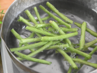 2、学生便当的做法，简单又美味，颜值爆棚！,水中到入1g盐、下豇豆
