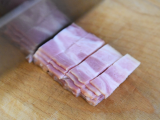 4、学生便当的做法，简单又美味，颜值爆棚！,培根小段备用