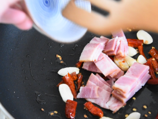 5、学生便当的做法，简单又美味，颜值爆棚！,热油锅，爆香蒜、干辣椒，再倒入培根炒匀