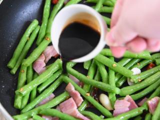 6、学生便当的做法，简单又美味，颜值爆棚！,培根炒软后倒入豇豆，加入10g生抽、10g醋、3g糖、0.5g盐