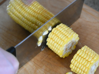 8、学生便当的做法，简单又美味，颜值爆棚！,玉米切段备用