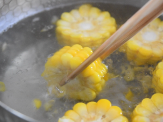 9、学生便当的做法，简单又美味，颜值爆棚！,下沸水汆熟