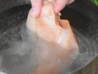 10、学生便当的做法，简单又美味，颜值爆棚！,鸡胸肉沸水下锅