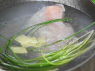 11、学生便当的做法，简单又美味，颜值爆棚！,放入葱、姜去腥