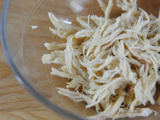 12、学生便当的做法，简单又美味，颜值爆棚！,鸡肉汆熟，撕成条备用