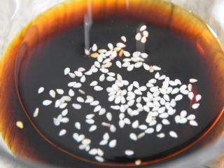 13、学生便当的做法，简单又美味，颜值爆棚！,取空碗，倒入10g生抽、10g醋、5g辣椒油、5g糖、3g白芝麻，拌匀