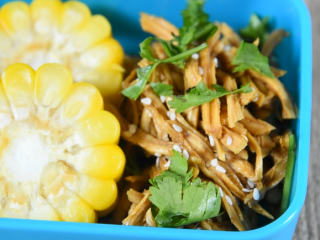 14、学生便当的做法，简单又美味，颜值爆棚！,将调料汁倒入鸡丝中拌匀成出，撒上少许香菜点缀